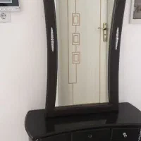آینه و کنسول سالم و تمیز