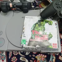 یک دستگاه بازی پلستیشن همراه بازی دو دسته سالم