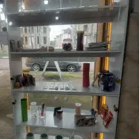 فروش پیشخوان وویترین  و۴عدد صندلی اداری