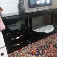 یک بوفه و میز تلویزیون