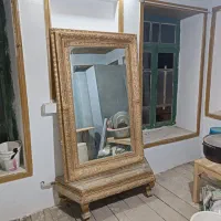 آیینه بزرگ و میز آیینه‌ای با قاب طلایی|آرایشگاه و سالن‌های زیبایی|املش, |دیوار