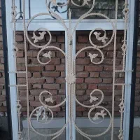 پنجره آلومینیومی همراه نرده آهنی ‌
