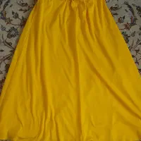 تعدادی دامن و بلوز و تیشرت