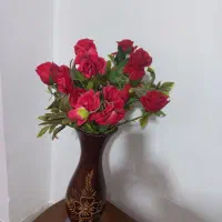 گل  رز قرمز با گلدان چوبی