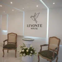 فروشنده حرفه‌ای مزون زنانه