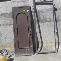 در ورودی فلزی نفر رو