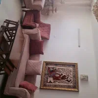 مبل هفت نفره همراه با میز وسط و چهار عدد گل میز