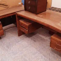 میز چوبی بزرگ . گل میز و آینه. صندلی معلم(۱۰ عدد)