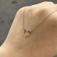 گردنبند طلا 18 عیاربا زنجیر حلقه‌ای  مدل قلب