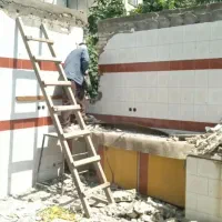 تخریب ساختمان. کنده کاری داخلی و بیرونی