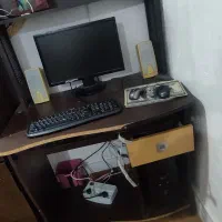 کامپیوتر با میز