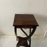 میز تلفنی چوبی و کنار سالنی