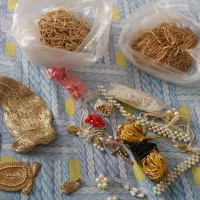 مقداری لوازم گلدوزی مثل سرمه وغیرو درعکس