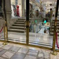 فروش مغازه در خیابان درختی