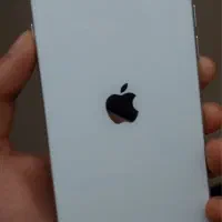 ایفون se 2020 با لوازم جانبی