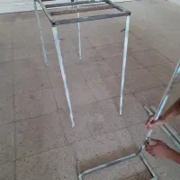 چهارپایه ای آهنی به راحتی با پیچ باز و بسته شده|فروشگاه و مغازه|صدرا-فارس, فاز ۲|دیوار