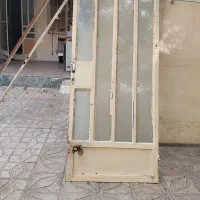درب آهنی باچارچوب و یک عدد پنجره آهنی
