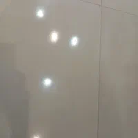 خالی کردن بلوک. کاشی کار.بنا جوشکاری خورده کاری