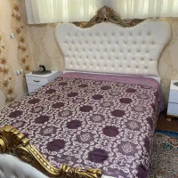 تخت خواب دونفره با دوتا پاتختی و کنسول آرایشی