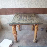 میز چوبی و چهارپایه