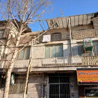 ملک سه طبقه ودو دهنه مغازه فروشی