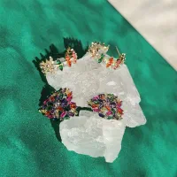 گوشواره های تک و زیورالات رنگ ثابت