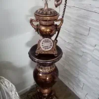 تلفن رومیزی سلطنتی با میز مربوطه