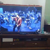 تلویزیون ۵۰ اینج دوو با میز قهوه ی رنگ ۳۰،۰۰۰،۰۰۰