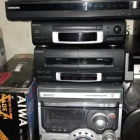 تعدادی لوازم صوتی و تصویری به فروش می‌رسد.