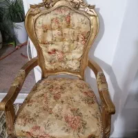 تعدادی میزوصندلی اداری وکتابخانه فروشی