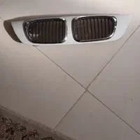 جلو پنجره ماشین در حد نو