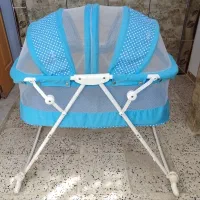 گهواره و تخت کنار مادر