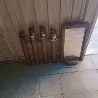آینه و رخت آویز چوبی