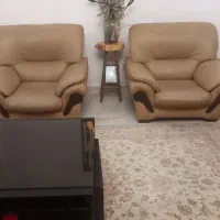 مبل ۷ نفره چرمی همراه جلومبلی و دو عسلی|مبلمان خانگی و میز عسلی|رشت, معلم|دیوار