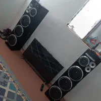 دوتا اسپیکر بزرگ و تلویزیون 42اینچ