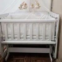 گهواره کنار مادر