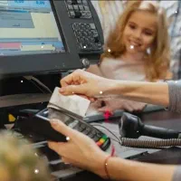 صندوقدار خانم با سابقه برای کار در هایپر
