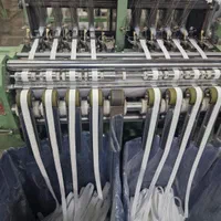 کارگر ساده در کارخانه کش بافی