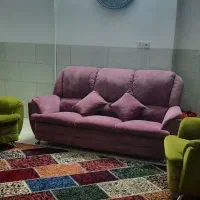 فروش  مبل ۵ نفره به همراه میز و ۲عدد میز عسلی