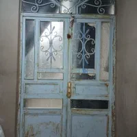 درب اهنی و پنجره