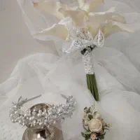 دسته گل عروس بهمراه تاج و گل جیب داماد