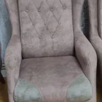 یک عدد مبل تک نفره.