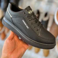 همکار جوان کفش فروشی