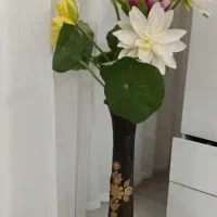 سه شاخه گل هر شاخ سه عدد گل نو|گل مصنوعی|تربت جام, باغ سنگان سفلی|دیوار