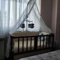 تخت خواب نوزادی کنار مادر