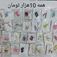تعدادی گوشواره و گردنبند و دستبند و اویز موبایل