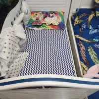 تخت کنار مادر