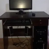 کامپیوتر و میز