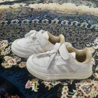 بوفه تزئینی. کفش اسپرت بچگانه|بوفه، ویترین، کنسول|چاهک, |دیوار