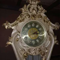 ساعت کنار سالنی